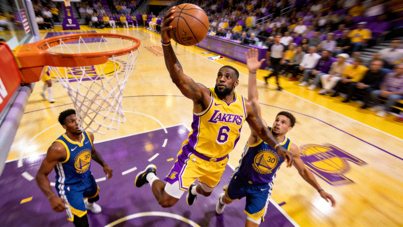 NBA季后赛湖人对阵勇士的比赛精彩瞬间，球员正在突破上篮